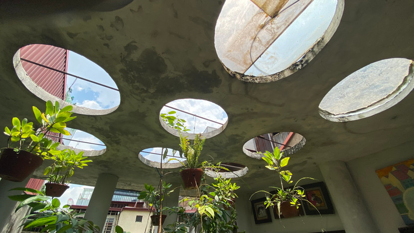 Khoảng sân ở cạnh phòng thờ cũng được thiết kế với phần giếng trời gồm 9 lỗ thoáng bên trên để đón ánh sáng và không khí lưu thông, tạo ra sự cân bằng và hòa hợp giữa hai yếu tố âm - dương theo phong thủy. Khoảng sân ở cạnh phòng thờ cũng được thiết kế với phần giếng trời gồm 9 lỗ thoáng bên trên để đón ánh sáng và không khí lưu thông, tạo ra sự cân bằng và hòa hợp giữa hai yếu tố âm - dương theo phong thủy.