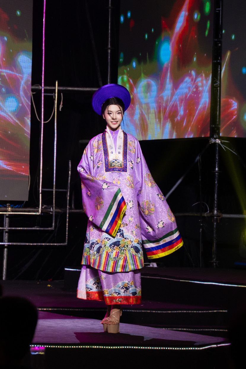 Một thiết kế áo dài trong bộ sưu tập &quot;Nhật Bình&quot; được nhà thiết kế Châu Loan lấy cảm hứng từ vẻ đẹp của Hoàng hậu Nam Phương