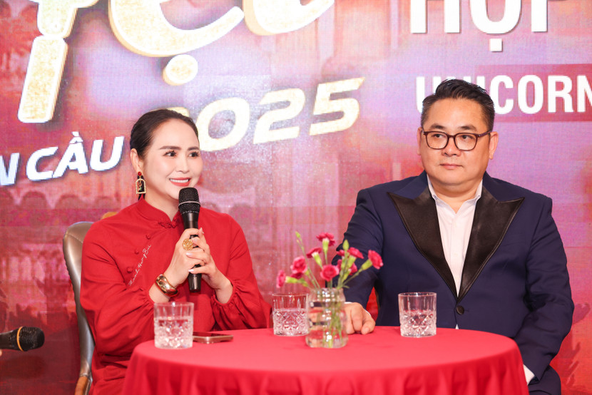 Ông Henry Nguyễn - Trưởng Ban tổ chức và &quot;Nữ hoàng hoa hồng&quot; Bùi Thanh Hương - Phó Ban tổ chức cuộc thi &quot;Tiếng hát Việt toàn cầu 2025&quot;