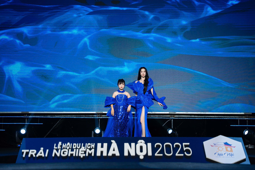 Á hậu &quot;Miss Universe Việt Nam&quot; Vũ Thúy Quỳnh cùng Á quân quốc tế Nguyễn Lê Thuỳ Linh trình diễn vị trí &quot;first-face&quot; mở màn và vị trí &quot;vedette&quot; kết màn cho bộ sưu tập &quot;Đại dương xanh&quot; của nhà thiết kế Châu Loan