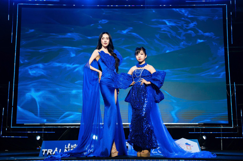 Hình ảnh người mẫu trưởng thành sánh bước bên mẫu &quot;nhí&quot; trong cùng một tinh thần thiết kế đã truyền tải thông điệp mạnh mẽ về sự kết nối giữa các thế hệ phụ nữ – cùng mạnh mẽ, bản lĩnh và tỏa sáng dù ở bất kỳ độ tuổi nào.