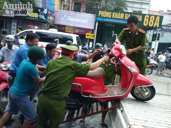 Giúp người dân qua đoạn đường ngập úng ảnh 5 Giúp người dân qua đoạn đường ngập úng ảnh 5