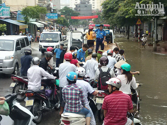 Giúp người dân qua đoạn đường ngập úng ảnh 3 Giúp người dân qua đoạn đường ngập úng ảnh 3