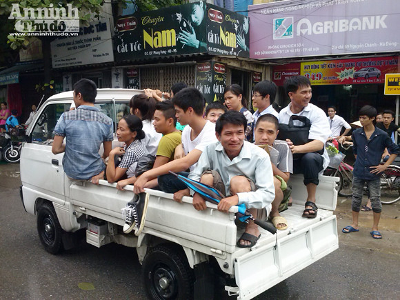 Giúp người dân qua đoạn đường ngập úng ảnh 8 Giúp người dân qua đoạn đường ngập úng ảnh 8