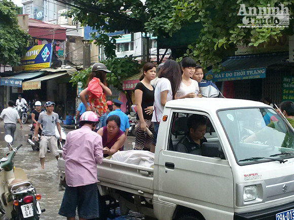 Giúp người dân qua đoạn đường ngập úng ảnh 9 Giúp người dân qua đoạn đường ngập úng ảnh 9