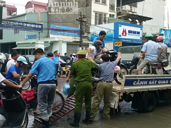 Giúp người dân qua đoạn đường ngập úng ảnh 4 Giúp người dân qua đoạn đường ngập úng ảnh 4