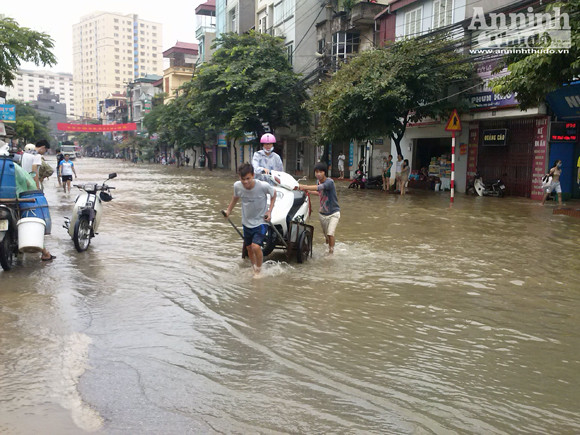 Giúp người dân qua đoạn đường ngập úng ảnh 13 Giúp người dân qua đoạn đường ngập úng ảnh 13