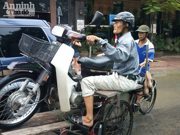 Giúp người dân qua đoạn đường ngập úng ảnh 11 Giúp người dân qua đoạn đường ngập úng ảnh 11