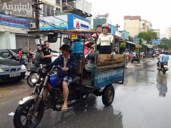 Giúp người dân qua đoạn đường ngập úng ảnh 10 Giúp người dân qua đoạn đường ngập úng ảnh 10