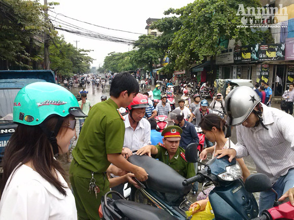 Giúp người dân qua đoạn đường ngập úng ảnh 6 Giúp người dân qua đoạn đường ngập úng ảnh 6