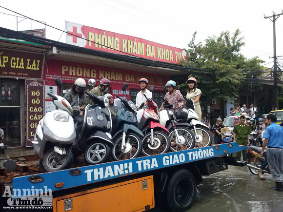 Giúp người dân qua đoạn đường ngập úng ảnh 7 Giúp người dân qua đoạn đường ngập úng ảnh 7