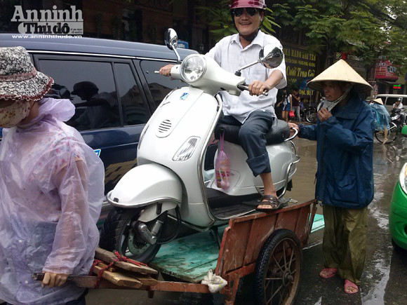 Giúp người dân qua đoạn đường ngập úng ảnh 12 Giúp người dân qua đoạn đường ngập úng ảnh 12