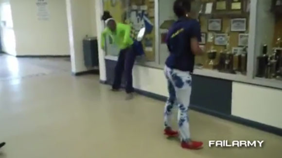 Nhảy quá sung, lắc mông vỡ cả tủ kính ảnh 2