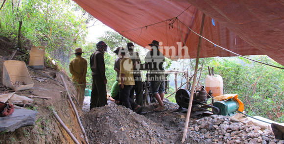 "Đột kích” bãi vàng trên đỉnh Cư Kuin ảnh 4