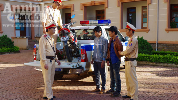 CSGT bắt 2 đối tượng trộm cắp xe máy ảnh 1