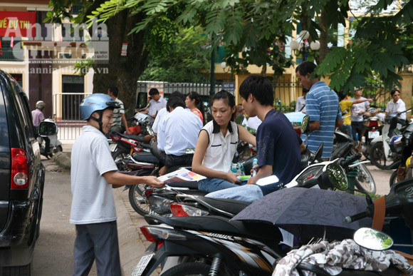 "Dụ" đi XKLĐ lương tới 40 triệu đồng/tháng tại điểm thi đại học ảnh 2