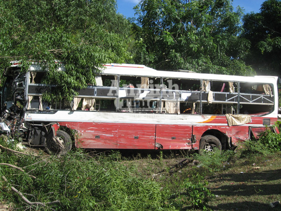 Xe khách đấu đầu, 6 người thương vong ảnh 2