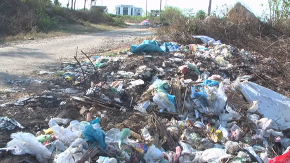 Con đường bị ô nhiễm giữa lòng thành phố ảnh 1