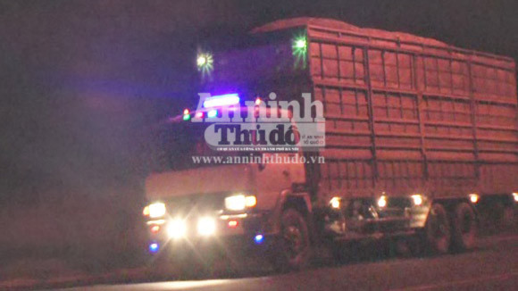 Xe chở dăm gỗ không phủ bạt, phóng rầm rầm trong đêm ảnh 1