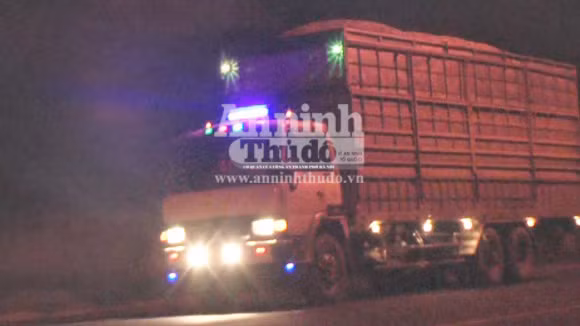 Xe chở dăm gỗ không phủ bạt, phóng rầm rầm trong đêm ảnh 1