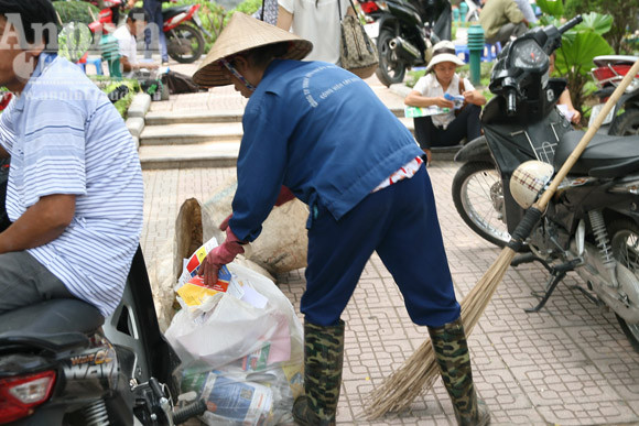 "Dụ" đi XKLĐ lương tới 40 triệu đồng/tháng tại điểm thi đại học ảnh 5