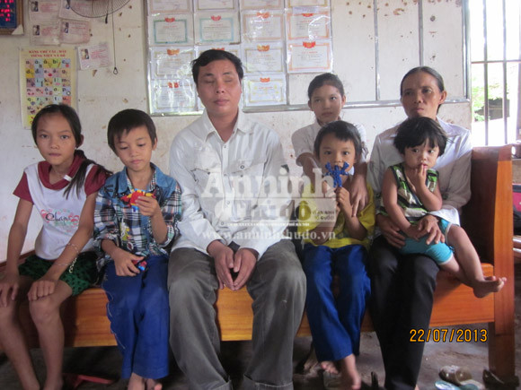 Người đàn ông mù 20 năm rong ruổi trên xe máy mưu sinh ảnh 2