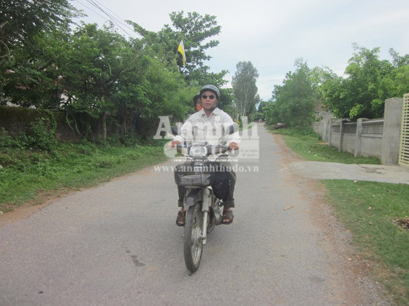 Người đàn ông mù 20 năm rong ruổi trên xe máy mưu sinh ảnh 1