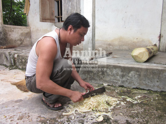 Người đàn ông mù 20 năm rong ruổi trên xe máy mưu sinh ảnh 3