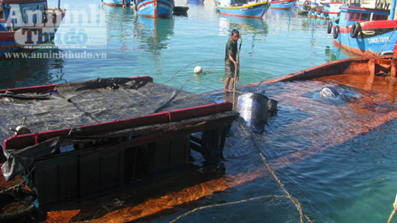 Ngư dân từ chối nhận tiền hỗ trợ "bèo bọt" của chủ tàu ảnh 1