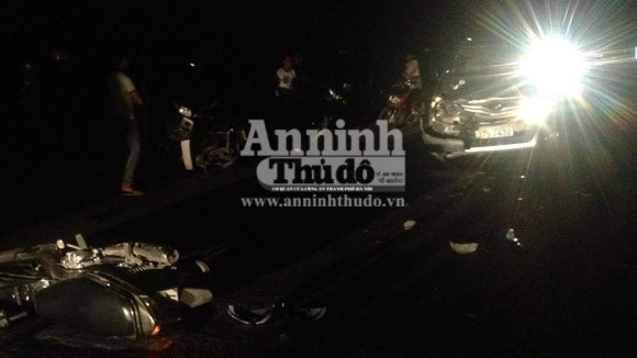 Xe máy đâm trực diện ô tô, 1 người bị thương nặng ảnh 1