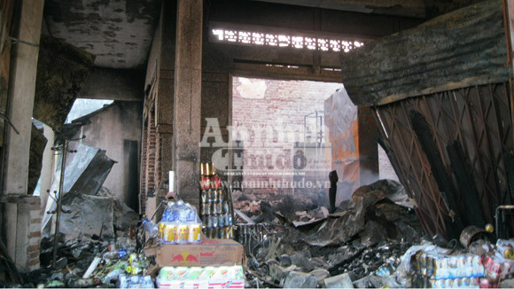 Lửa thiêu rụi 3 cửa hàng lúc mờ sáng ảnh 1