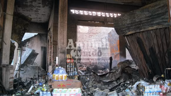 Lửa thiêu rụi 3 cửa hàng lúc mờ sáng ảnh 1