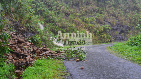Xuất hiện các điểm sạt lở núi trên tuyến đường Tây Trà ảnh 1