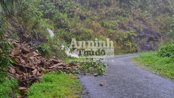 Xuất hiện các điểm sạt lở núi trên tuyến đường Tây Trà ảnh 1