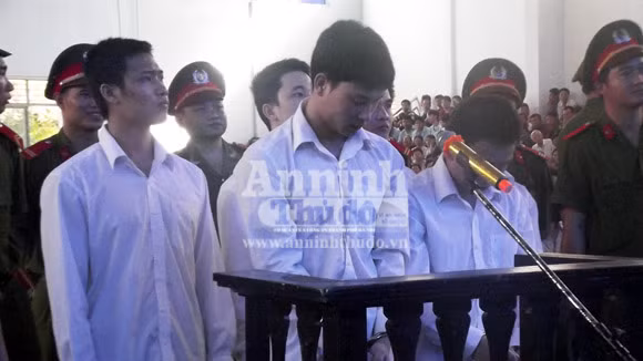 Đâm chết chồng để cướp của vợ...300.000đ ảnh 1