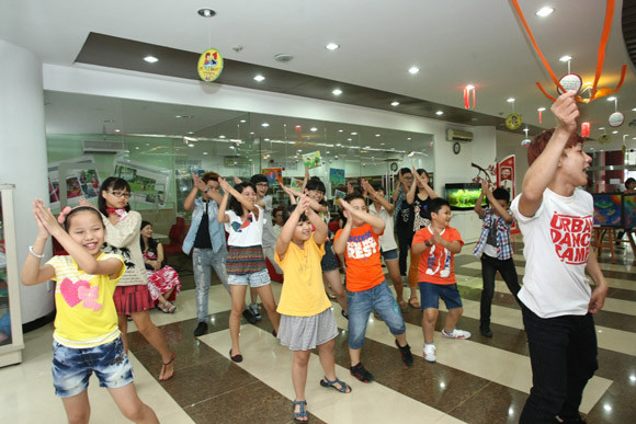 "Đột nhập" hậu trường thí sinh Giọng hát Việt nhí ảnh 3