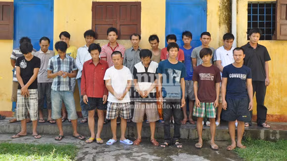 Cứ nhận lương là "nướng" vào cờ bạc ảnh 1