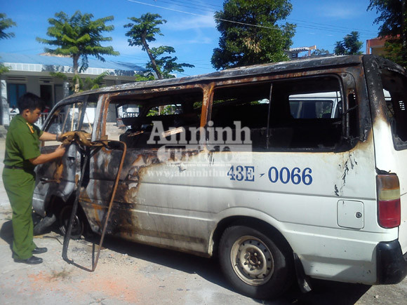 Xe chở gỗ bốc cháy, tài xế nhanh chóng biến mất khỏi hiện trường ảnh 1