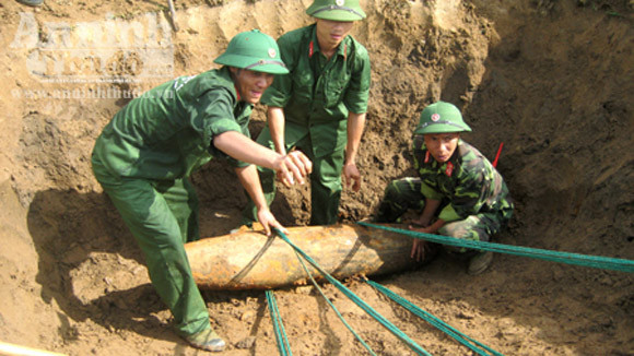 Di dời an toàn quả bom nặng 230kg ra khỏi khu dân cư ảnh 1