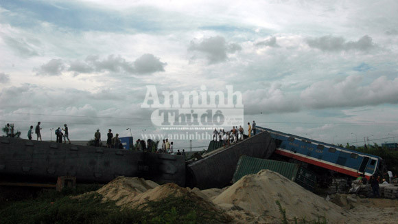 Container lao đầu vào tàu hỏa, hất tung 3 toa tàu khỏi đường ray ảnh 1