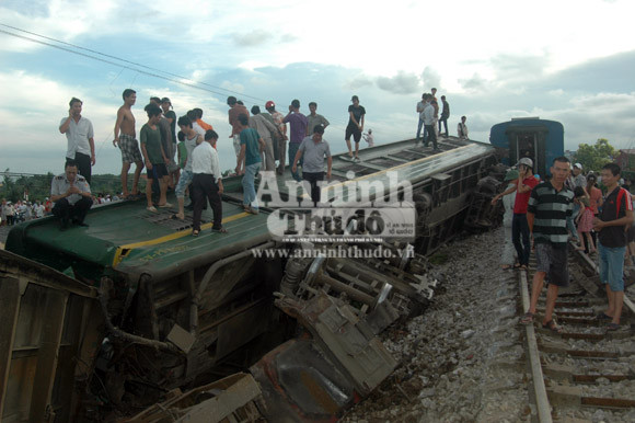 Container lao đầu vào tàu hỏa, hất tung 3 toa tàu khỏi đường ray ảnh 2