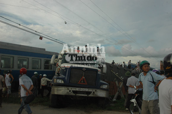 Container lao đầu vào tàu hỏa, hất tung 3 toa tàu khỏi đường ray ảnh 3
