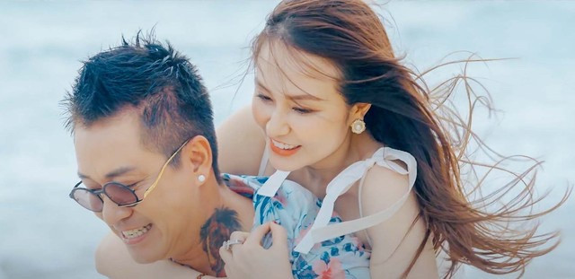 Tuấn Hưng rủ vợ và các con đóng MV "Gấp đôi yêu thương" cùng với mình
