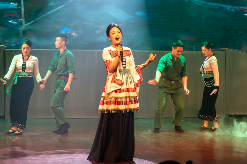 Trung sĩ Ngọc Trâm - Chủ nhiệm đề tài - biểu diễn ca khúc do chính mình sáng tác