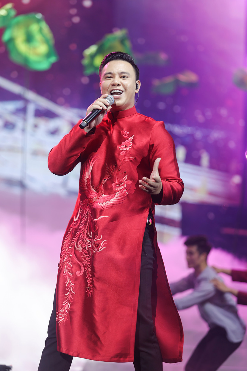 Ca sĩ Đông Hùng tham gia trình diễn trong chương trình Ca sĩ Đông Hùng tham gia trình diễn trong chương trình