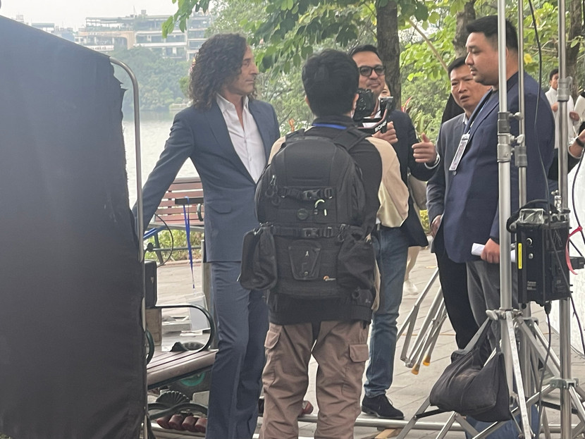 Hình ảnh Kenny G bất ngờ xuất hiện tại khu vực Hồ Gươm vào chiều nay 15-11 Hình ảnh Kenny G bất ngờ xuất hiện tại khu vực Hồ Gươm vào chiều nay 15-11