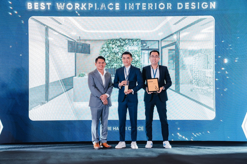 Trao giải "Best workplace interior design" cho công trình văn phòng CBRE Hà Nội. Trao giải "Best workplace interior design" cho công trình văn phòng CBRE Hà Nội.