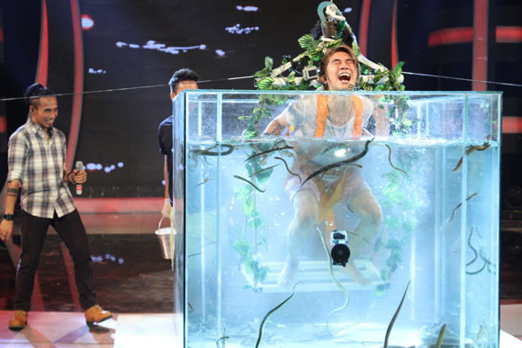 Khánh Đơn "bơi" trong bể rắn, Lương Bích Hữu "điệu đà" với vòng cổ bằng...ếch ảnh 4