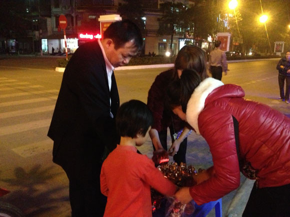 Rộn ràng niềm vui trong ánh sáng rực rỡ của pháo hoa đêm giao thừa ảnh 30