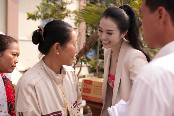 Khánh My tặng quà Tết cho người nghèo ảnh 5